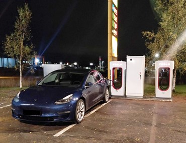 Voltmen asentaa Supercharger latausasemia Teslalle